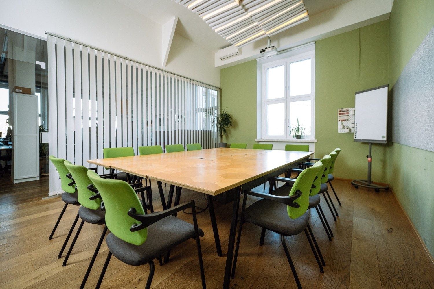 Hbf - Meeting Room SQUARE Meetingraum SQUARE für bis zu 14 Perosnen